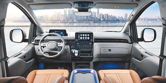 同级首见SBW电子线传排檔、10.25吋数位仪表。（南阳实业提供）