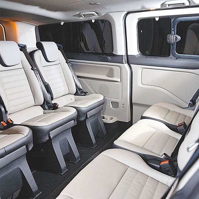 第二排座椅可转向与第三排乘客对坐。（福特六和提供）