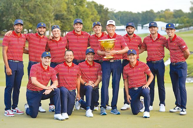 美國隊拿下今年總統盃高球賽冠軍，由隊長大衛洛夫三世舉著獎盃合照慶祝。（美聯社）