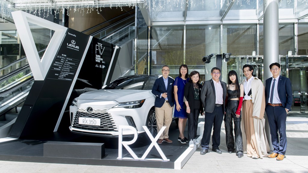 金曲雙星唱作小天后孫盛希（右三）與最佳作曲人HUSH（右二）一同出席2022臺北時裝週記者會，並與Lexus最新豪華運動休旅車RX 350合影。（臺北時裝週提供）