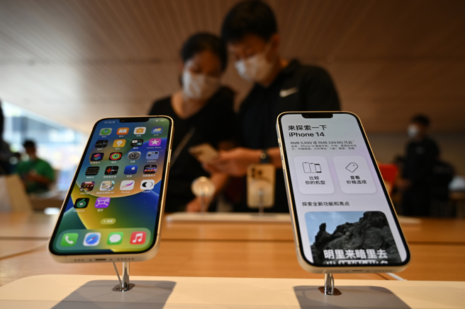 大陸是蘋果手機最大的單一市場，經銷商與黃牛對iPhone在市場上的反應極為靈敏。（圖／中新社）