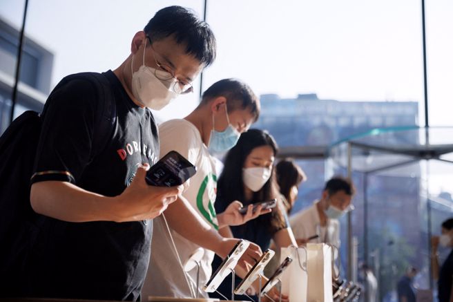 大陸一些iPhone的忠實客戶表示，實在不覺得早點拿到iPhone 14有什麼可以炫耀的價值。（圖／路透）