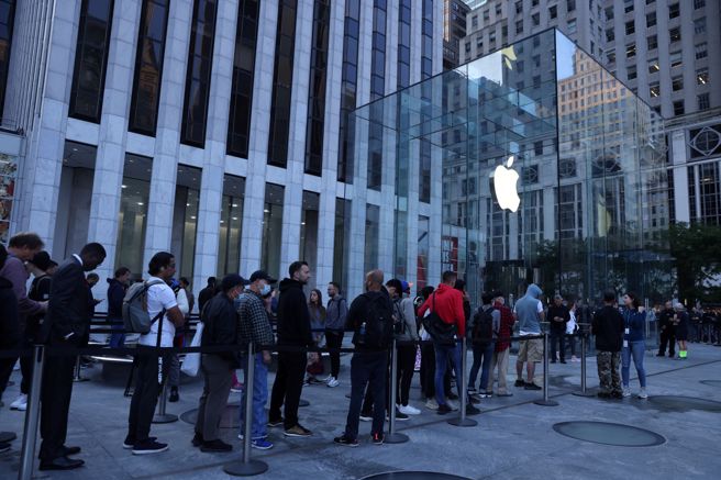 大陸近幾年來新iPhone上市時民眾排隊熱潮一年不如一年。 圖為北京蘋果商店排隊買iPhone14。（圖／路透）