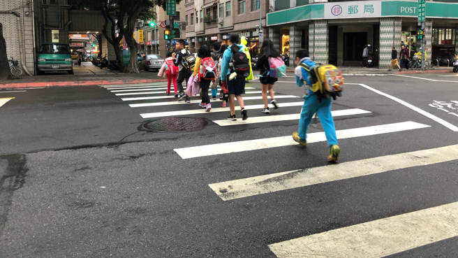 一名住新北的谢姓男子抱怨，昨日晚间念国小四年级的女儿，违规穿越马路被警察开红单。（图／示意图，达志影像）