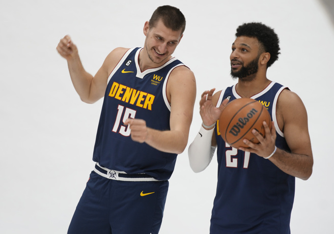 莫瑞(Jamal Murray，右)预计本赛季復出，将与约基奇(Nikola Jokic，左)再次连线，携手带领金块挑战总冠军。