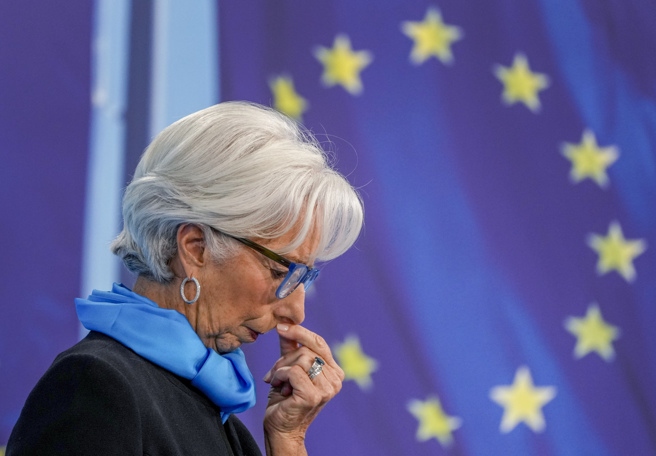 歐洲央行行長拉加德(Christine Lagarde) 在歐盟理事會會議後的新聞發布會上發表講話。（美聯社）