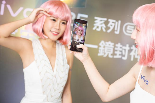 vivo V25 5G系列内建了多种人像风格滤镜，搭配144种姿势模板，各种人像拍摄一机即能轻松搞定；定价1万4990元起。（vivo提供）