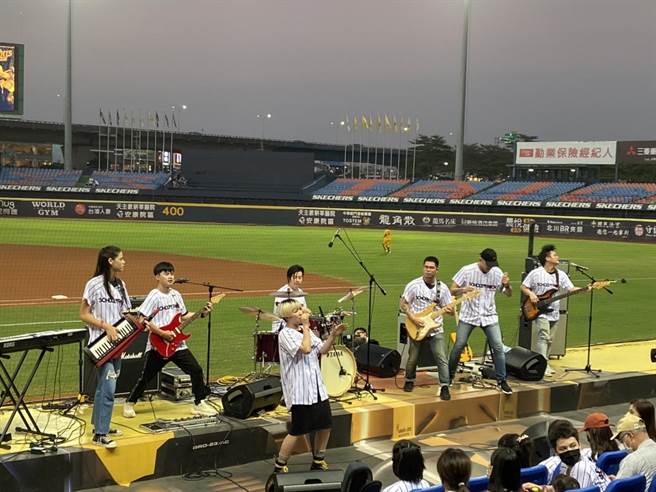 School of Rock摇滚教室2组乐团教师节前夕登上洲际棒球场一垒舞台区嗨唱6首摇滚乐曲，用摇滚乐向老师们致敬。（School of Rock提供／冯惠宜台中传真）