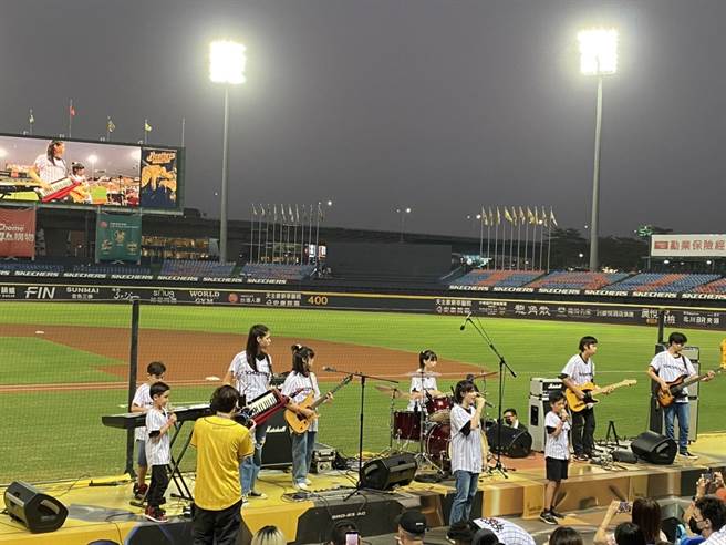 School of Rock摇滚教室2组乐团教师节前夕登上洲际棒球场一垒舞台区嗨唱6首摇滚乐曲，用摇滚乐向老师们致敬。（School of Rock提供／冯惠宜台中传真）