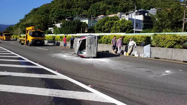 中山高北上八堵交流道附近，28日7时许，发生箱型车翻车事故，所幸车上乘客都没有大碍。（基隆市消防局提供／张志康基隆传真）
