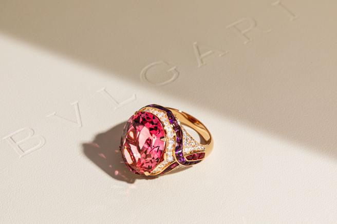 宝格丽尖晶石与红宝石戒指，主石为椭圆形阶梯式切割塔吉克尖晶石，重约17.27克拉。（BVLGARI提供）