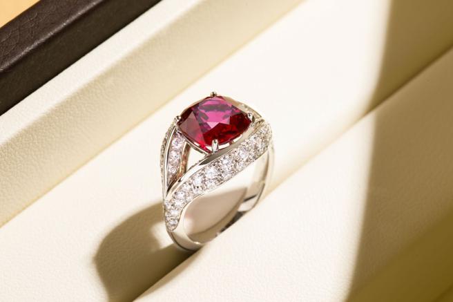 宝格丽红宝石戒指，主石是枕形切割缅甸鸽血红红宝石，重约5.05克拉。（BVLGARI提供）