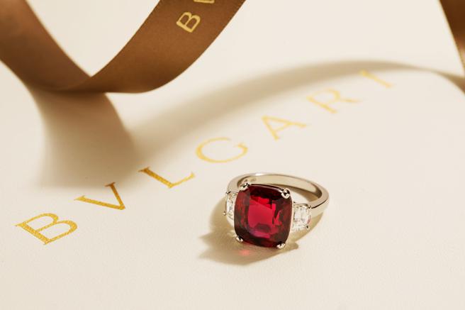 宝格丽红宝石戒指，主石是骨董枕形切割莫三比克红宝石，重约10.17克拉。（BVLGARI提供）