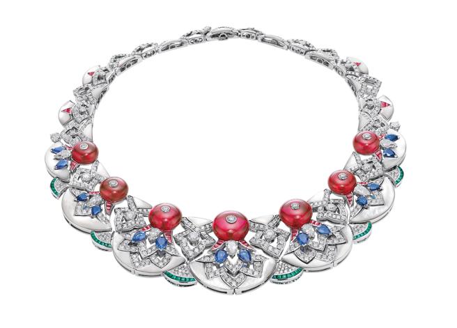 宝格丽Divas’ Dream彩宝项炼，主石为7颗红碧玺圆珠，以及镶嵌蓝宝石、祖母绿和钻石。（BVLGARI提供）