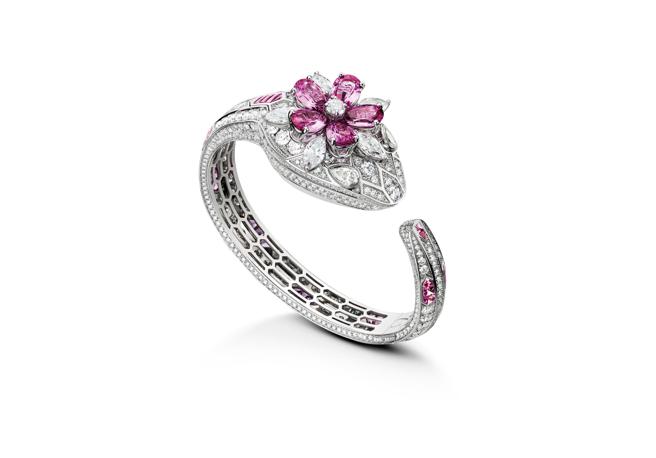 深受仕女喜爱的Serpenti神秘珠宝表，共镶嵌688颗、总重约16.95克拉的钻石，蛇首装饰粉红刚玉花朵。（BVLGARI提供）