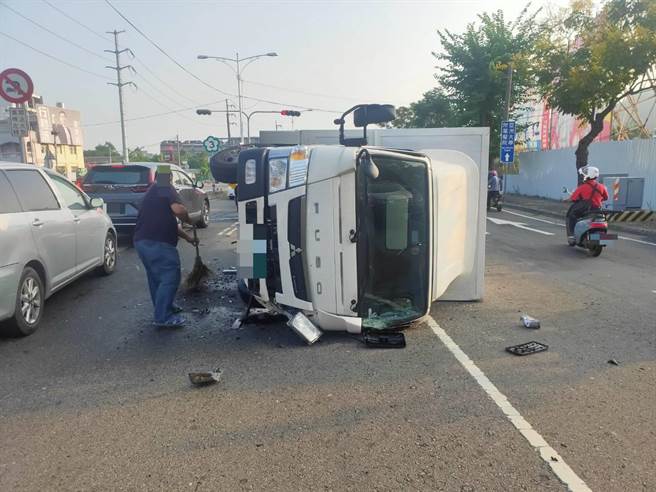 台中市雾峰区雾峰交流道匝道口发生小货车翻车事故。（民眾提供／冯惠宜台中传真）