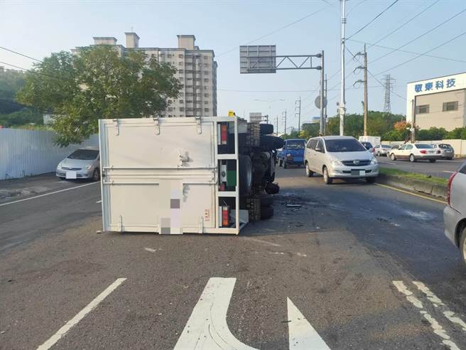 台中市雾峰区雾峰交流道匝道口发生小货车翻车事故。（民眾提供／冯惠宜台中传真）