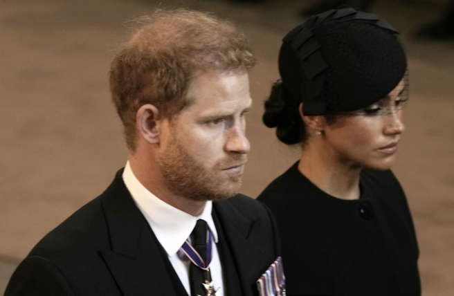 哈利和妻子梅根9月14日在伦敦西敏厅（Westminster Hall）向已故的女王致敬后，准备离开的神情。（美联社）