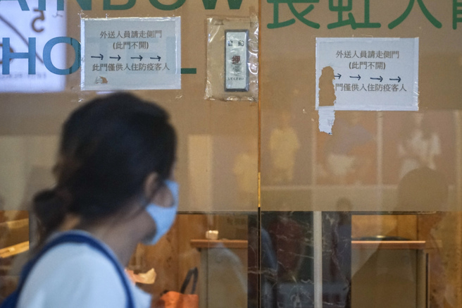  边境最快将于10月中旬开放，有关防疫旅馆退场的过渡期，中央流行疫情指挥中心指挥官王必胜26日表示，已着手研议如何辅导，防疫计程车、机场流程等问题也有初步决议。图为台北市万华区防疫旅馆，门口张贴告示提醒。（图/ 中央社）