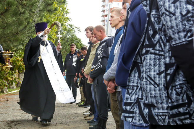 专家认为俄罗斯动员的最坏结果是引爆「大屠杀」，因为军队缺乏训练人员，导致徵召士兵被迫在缺乏训练的状况下上战场。图为俄罗斯东正教神职人员24日为徵召士兵祈福。（图／美联社）