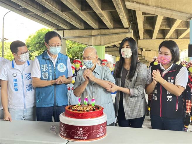 國民黨桃園市長參選人張善政（左二）28日陪百歲人瑞曾培靈爺爺慶生，受訪時怒嗆媒體人周玉蔻是綠營側翼，更直呼票投民進黨就是投給周玉蔻。（陳夢茹攝）