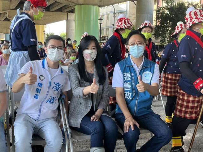 国民党桃园市长参选人张善政（右一）批评，行政院长苏贞昌不该做不符合国家体制的事情应下台负责，而蔡英文总统则应对全民道歉。（陈梦茹摄）