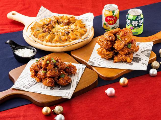 抢双十连假、万圣节商机，bb.q CHICKEN推出「欢庆享鸡餐」，标榜道地韩式炸鸡X韩式披萨x韩国饮料 一次满足。（图／bb.q CHICKEN提供）