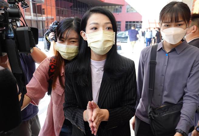 立法院28日举行召委选举，立委高虹安前往立法院经济委员会签到时，对于论文议题及各项媒体提问不再回应，仅称「记者会都已经回答过了，谢谢」（姚志平摄）