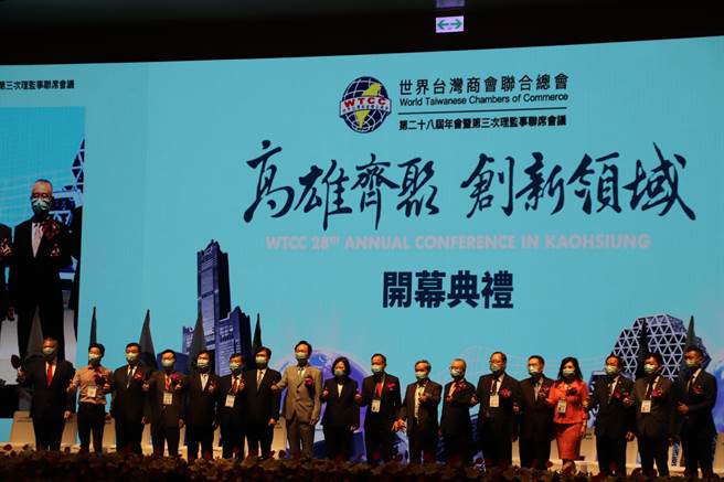 美國前國務卿蓬佩奧再度訪台，他28日在蔡英文總統、高雄市長陳其邁等人陪同下，前往參加「世界台灣商會聯合總會第28屆年會暨第3次理監事聯席會議開幕典禮」。（洪浩軒攝）