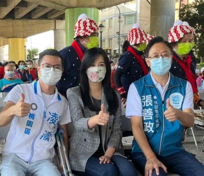 国民党桃园市长候选人张善政（右一）谈到镜电视丑闻，再度批评「苏蔡蔻」是台湾新3寇。（陈梦茹摄）