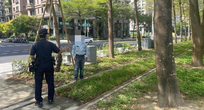 即将通车的高雄轻轨新路段吸引许多民眾前往拍照打卡，捷警提醒别闯入轨道区，违者将依法开罚。（翻摄照片／高雄洪靖宜传真）