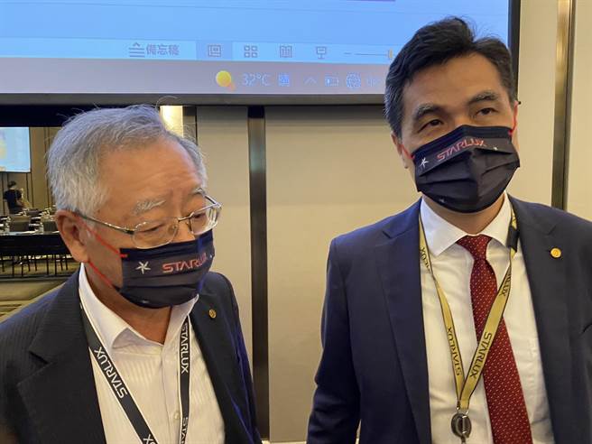 星宇航空执行长翟建华（右）表示，预估今年底机队规模达19架，等国门一开，明年第1季平均每月航班达600班，明年营运可达损益两平，开始获利。（陈佑诚摄）
