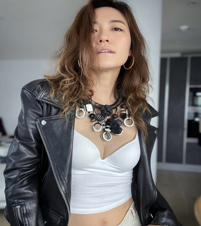 狗狗展示她新买的项炼。（图／翻摄自狗狗IG@ting_yin_lu）