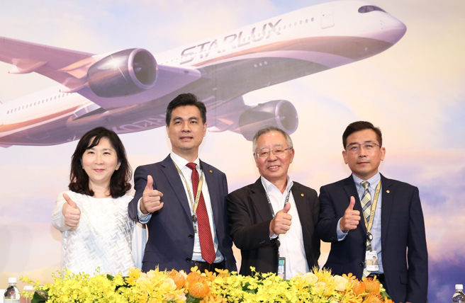 星宇航空28日举行兴柜前记者会，由星宇航空财务协理张芝菻（左起）、执行长翟健华、公关长聂国维、策略长刘充富出席说明。（陈俊吉摄）