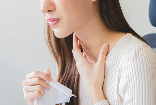 台南一名26歲邱姓女網友因為魚刺卡在喉嚨不舒服就醫，沒想到3個月後魚刺的傷口形成憩室需要微創手術清理，傷口竟3個月未癒。示意圖非當事人。(達志提供)