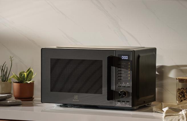 伊莱克斯UltimateTaste极致美味500/300系列独立式微波炉，3990元起。（伊莱克斯提供）