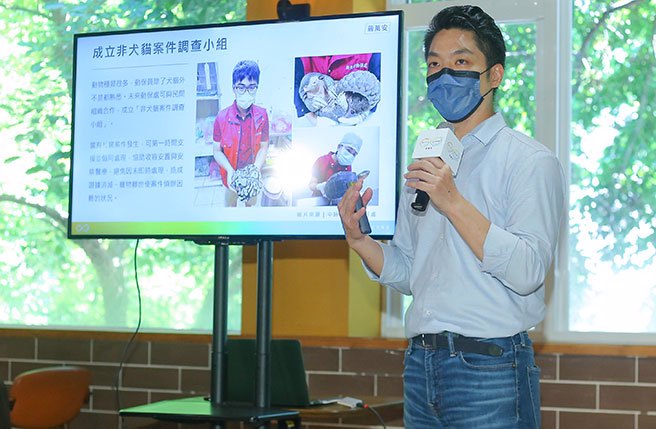 蔣萬安28日出席「友善動物 台北更好」政策發佈會，會中表示由於北市飼養犬貓的比例高，未來將透過動物福利、動物保護、生命教育3面向打造友善動物城市，並提出強化友善寵物公車、試辦捷運寵物車廂等政見。（粘耿豪攝）