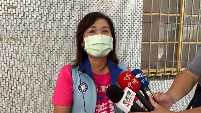 高市议员陈若翠今（28）日亲上火线强调，自己是口误，店面收了，搬到隔壁摊子经营，今晚她将亲自上门向店家致歉并开播，用行动力挺庶民小吃。（柯宗纬摄）