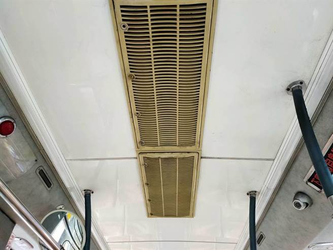 市议员吕美玲痛批，公车外表光鲜亮丽，内部却有许多设备老旧、损坏。（市议员吕美玲提供／陈彩玲基隆传真）