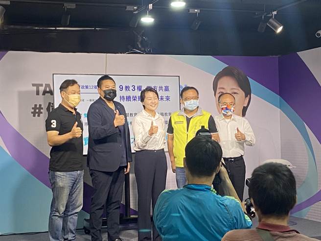 无党籍台北市长参选人黄珊珊（中）今上午举行「前瞻教育」政见记者会，其中与会嘉宾竟出现台北市教育局长曾灿金（右一）。（陈薏云摄）