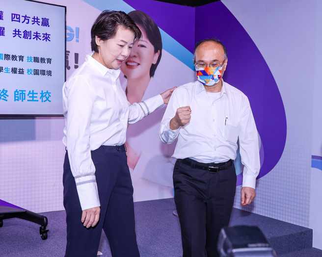 台北市长参选人黄珊珊28日举行「前瞻教育」政策记者会，出席的台北市教育局长曾灿金（右）离去前不忘替她加油打气。（罗永铭摄）