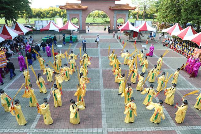 嘉义县在全国唯一校园内设有文昌祠的新港乡文昌国小举行圣先师孔子2572周年诞辰释奠典礼。（吕妍庭摄）