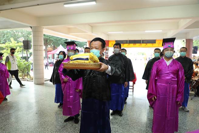 嘉义县在全国唯一校园内设有文昌祠的新港乡文昌国小举行圣先师孔子2572周年诞辰释奠典礼，由县长翁章梁担任正献官。（吕妍庭摄）