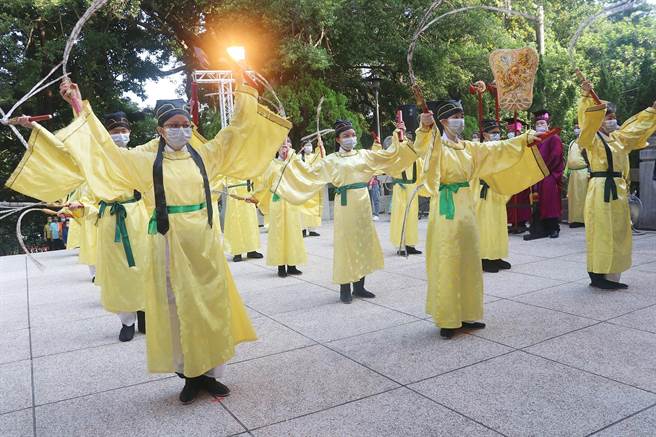嘉义市祭孔去年度因应新冠肺炎影响，缩小规模、取消佾舞项目，今年度六佾舞重启，由北兴国中学生演绎。（嘉义市政府提供∕吕妍庭嘉义传真）