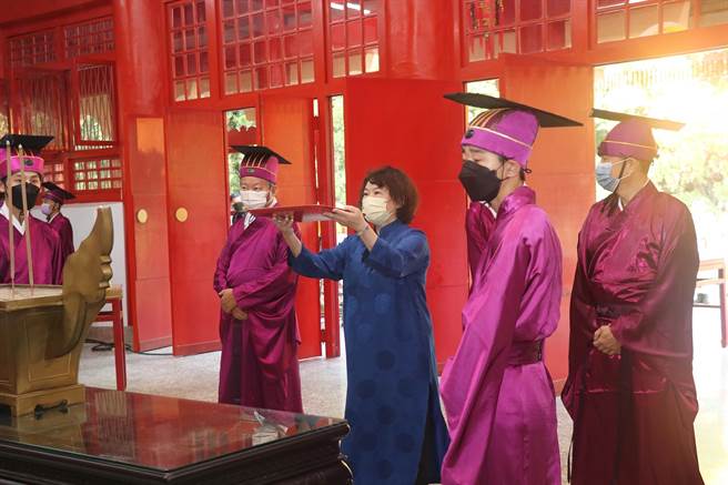 嘉义市各界纪念大成至圣先师2572周年诞辰释奠典礼今在嘉义公园孔庙循举行，由市长黄敏惠担任正献官。（嘉义市政府提供∕吕妍庭嘉义传真）