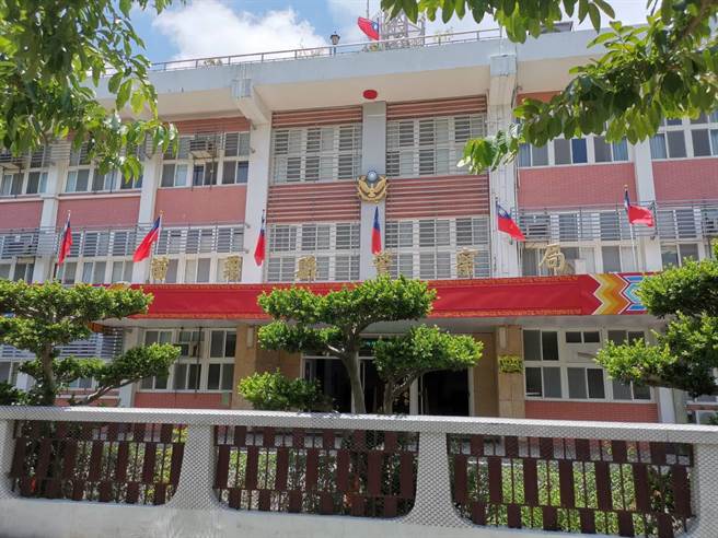 苗栗县警局受理锺东锦委任律师提告，追查涉及毁谤等案件被告。（谢明俊摄）