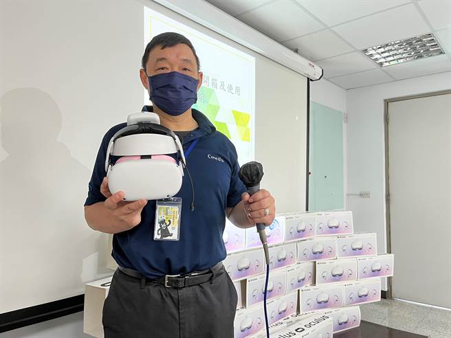 骅讯电子董事长郑期成在东吴大学开设全校性选修课「元宇宙设备入门技巧与应用」，亲自以VR设备教学，精进学生对元宇宙世界的认知与能力。(东吴大学提供／李侑珊台北传真)