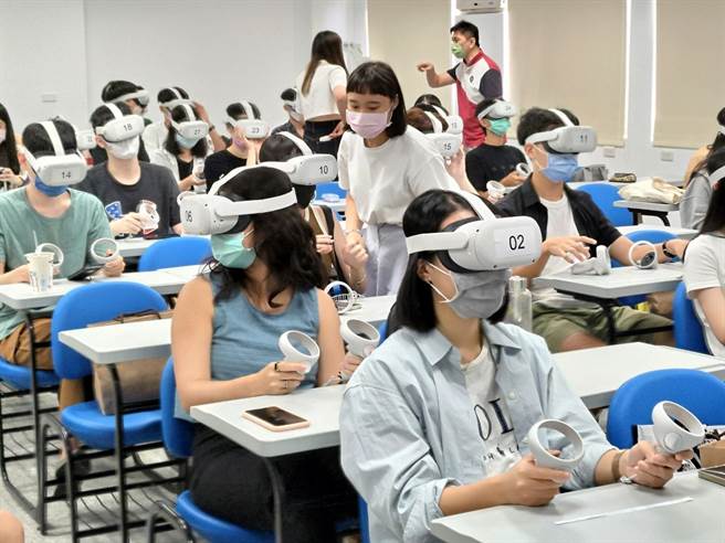 学生们体验元宇宙世界。(东吴大学提供／李侑珊台北传真)