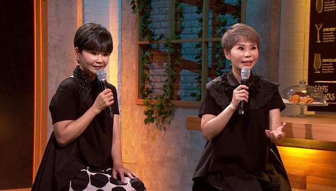 詹雅云（左）谈到姊姊詹雅雯的病情，忍不住落泪。（年代提供）