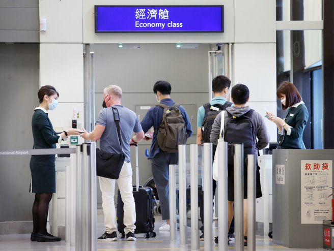 台大公卫学院教授陈秀熙指出，新冠肺炎大流行走向地方流行之前，需要一段「解封前适应期」，预计10月中就有条件执行入境「0＋0」。（图／示意图，记者范扬光摄影）